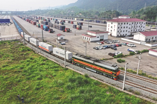 รถไฟขนส่งสินค้าออกเดินทางจากนครฉงชิ่งไปประเทศเมียนมาร์ในเดือนเมษายน (ซินหัว/ถาง อี้)