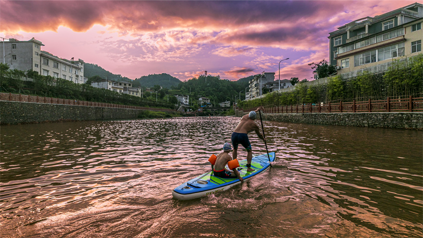ประมวลภาพ: ผู้ชื่นชอบการออกกำลังกายด้วยการเล่นแพดเดิลบอร์ดแบบยืนพายในมณฑลหูเป่ยของจีน