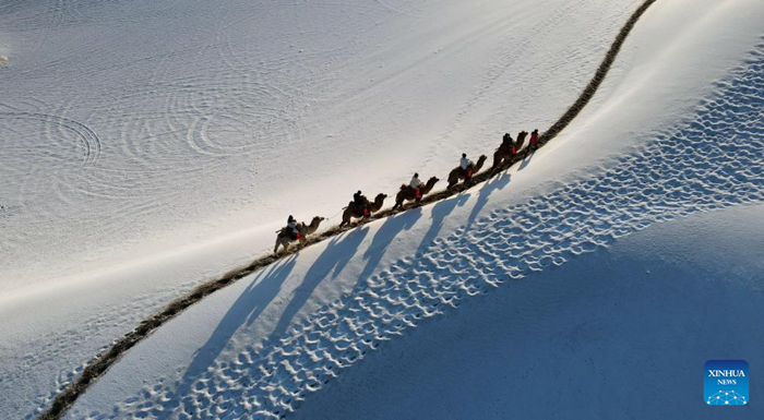 ทัศนียภาพหิมะปกคลุมทะเลทรายที่เมืองตุนหวง มณฑลกานซู่