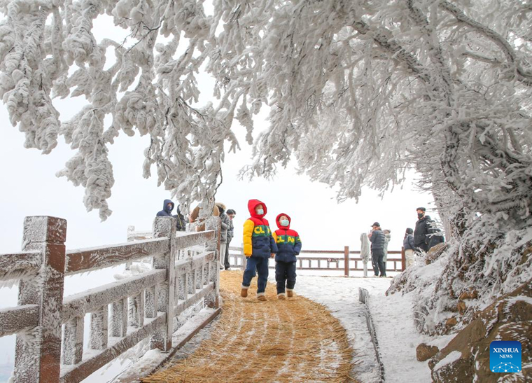 นักท่องเที่ยวเพลิดเพลินกับทัศนียภาพเกล็ดหิมะเยือกแข็งบนภูเขาอวิ๋นไถซานในมณฑลเจียงซู