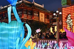 ประมวลภาพ: สวนอวี้หยวนในเซี่ยงไฮ้ โชว์โคมไฟต้อนรับเทศกาลตรุษจีน
