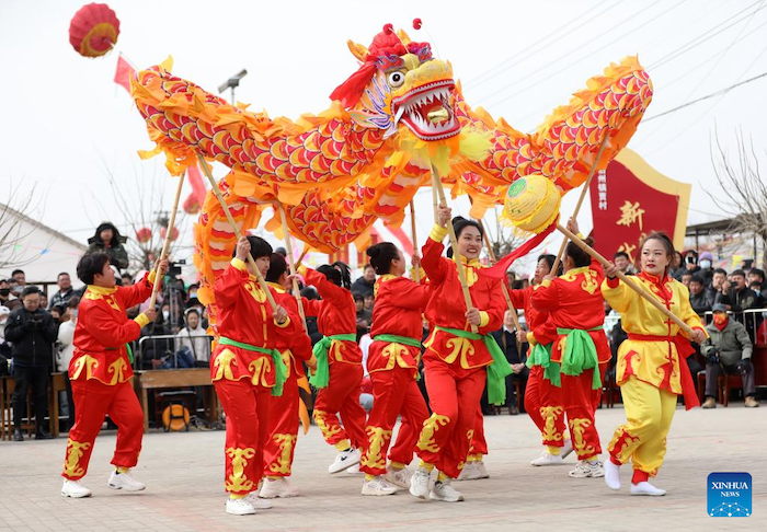 ประชาชนชมการแสดงเชิดมังกรทั่วประเทศจีน เพื่อต้อนรับเทศกาลโคมไฟ