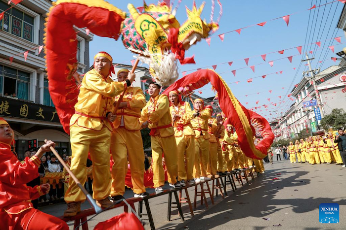 ประชาชนชมการแสดงเชิดมังกรทั่วประเทศจีน เพื่อต้อนรับเทศกาลโคมไฟ