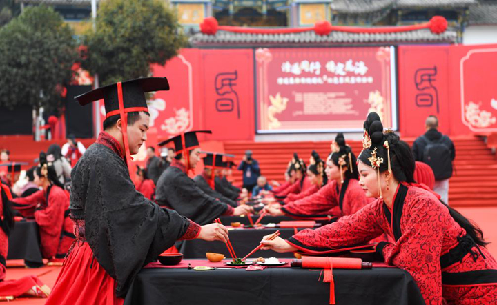 คู่รักใหม่สวมชุดจีนโบราณร่วมพิธีแต่งงานหมู่