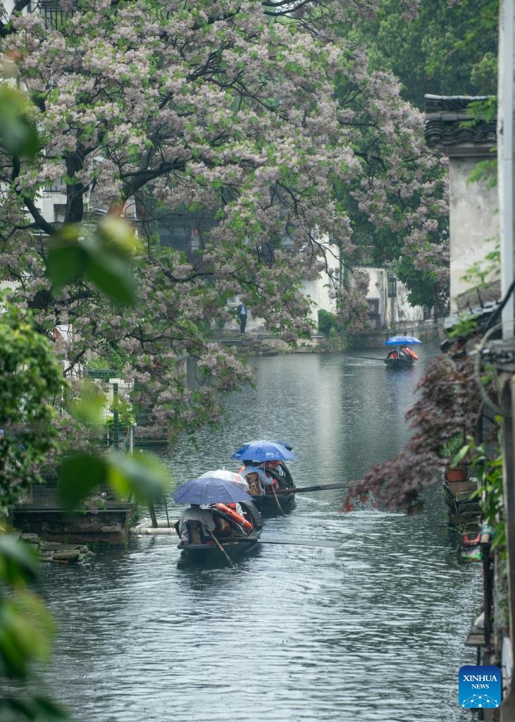 นักท่องเที่ยวล่องเรือในแม่น้ำที่เมืองเซ่าซิง มณฑลเจ้อเจียง  ทางตะวันออกของจีน ภาพถ่ายเมื่อวันที่ 4 พฤษภาคม 2567 (ซินหัว)