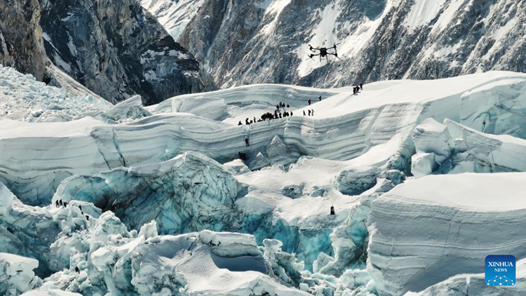 โดรน DJI บินเหนือธารน้ำแข็งคุมบู ระหว่างการทดสอบการขนส่งบนภูเขาเอเวอร์เรสต์จากฝั่งเนปาล ภาพถ่ายจากวิดีโอเมื่อวันที่ 30 เมษายน 2567 (ซินหัว)