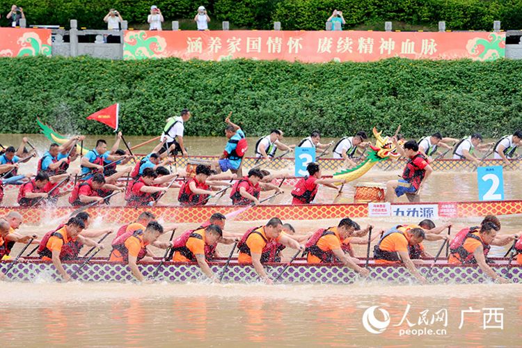 ภาพการแข่งขันพายเรือมังกรในเมืองอวี้หลิน เขตปกครองตนเองกว่างซีจ้วง ทางตอนใต้ของจีน (พีเพิลส์ เดลี่ ออนไลน์)