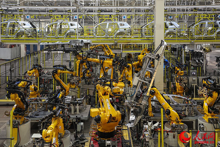 สายการผลิตที่ซับซ้อนในโรงงานผลิตรถยนต์อัจฉริยะแบรนด์เชอรี่ที่เมืองอู๋หู มณฑลอันฮุย (พีเพิลส์ เดลี่ ออนไลน์)