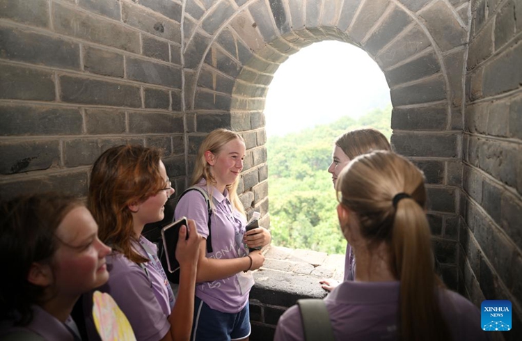 เยาวชนจากสวีเดนเยี่ยมชมส่วนหวงหยากวน（Huangyaguan） ของกำแพงเมืองจีนในเทียนจินทางตอนเหนือของจีน เมื่อวันที่ 24 ก.ค. 2567 (ซินหัว/จ้าว จื่อซั่ว)