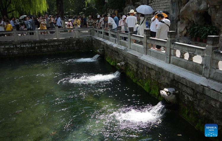 ผู้คนเยี่ยมชมน้ำพุร้อนเป้าทูในเมืองจี่หนาน ทางตะวันออกของจีน