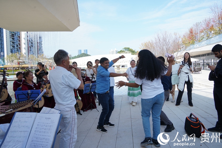 สื่อต่างประเทศเยี่ยมชมชุมชนในกุ้ยหยาง: “ชาวบ้านที่นี่มีความสุขมาก”