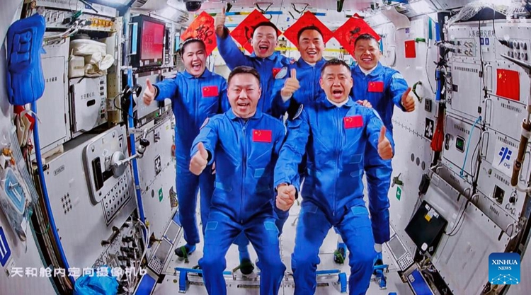 นักบินอวกาศจีนในภารกิจเสินโจว-20 เข้าสู่สถานีอวกาศ