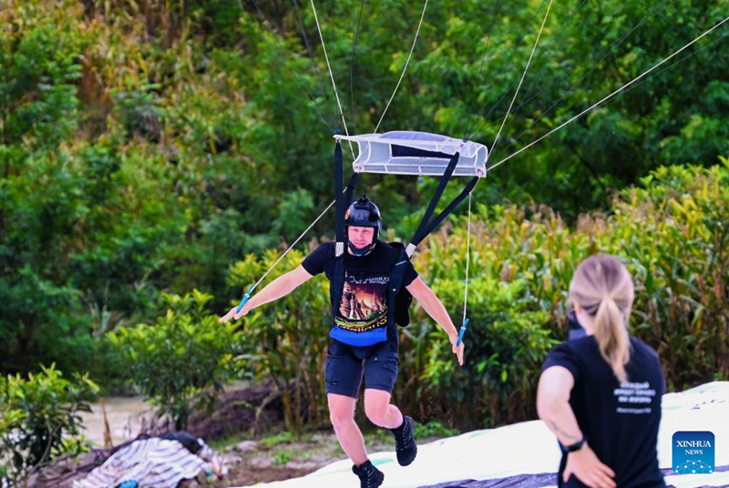 สะพานที่สูงสุดในโลกในประเทศจีนดึงดูดผู้ชื่นชอบกีฬาเอ็กซ์ตรีม