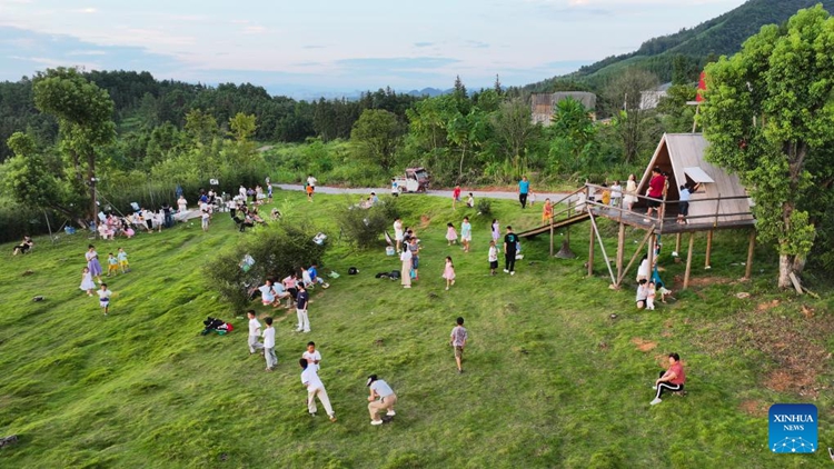 ศิลปินชาวจีนเติมเต็มสีสันให้กับเด็กในชนบท