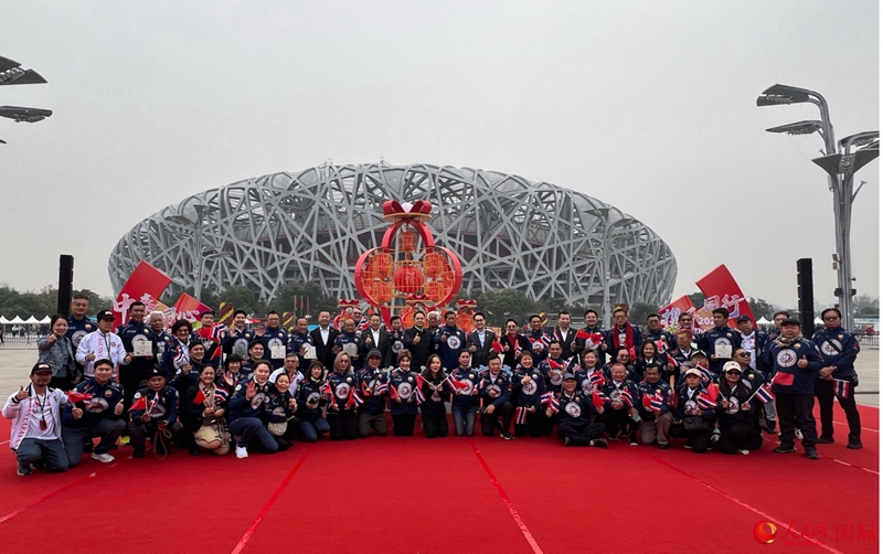 พิธีต้อนรับและงานเลี้ยงต้อนรับขบวนคาราวานมิตรภาพไทย-จีน “ฉลองครบรอบ 50 ปีแห่งการสถาปนาความสัมพันธ์ทางการทูตไทย-จีน” จัดขึ้นที่กรุงปักกิ่ง