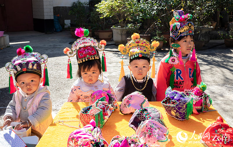 การปักผ้าเตี้ยนหนาน ที่อำเภอเห่อชิ่ง มณฑลยูนนาน