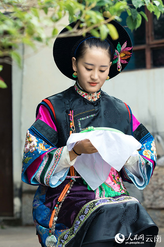 การปักผ้าเตี้ยนหนาน ที่อำเภอเห่อชิ่ง มณฑลยูนนาน