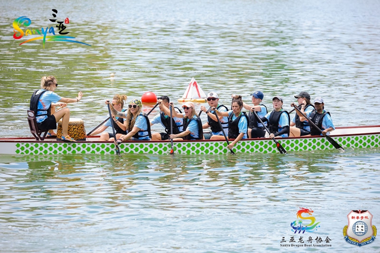 เมืองซานย่าจัดการแข่งขันเรือมังกร