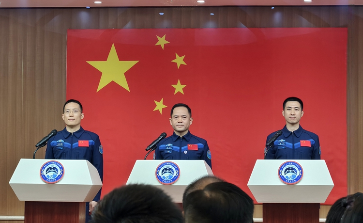 นักบินอวกาศของภารกิจเสินโจว-21 ของจีนพบปะสื่อมวลชน