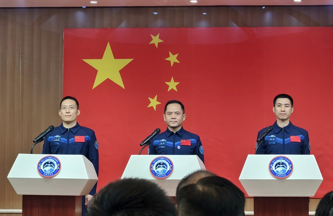 นักบินอวกาศของภารกิจเสินโจว-21 ของจีนพบปะสื่อมวลชน