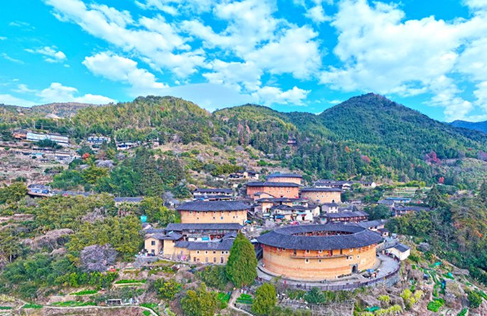 นักท่องเที่ยวดื่มด่ำกับบรรยากาศแห่งเทศกาลที่บ้านดินโบราณในฝูเจี้ยน