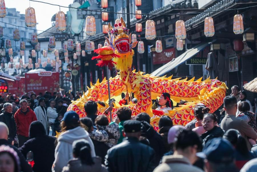 นักท่องเที่ยววัยหนุ่มสาวออกตามหาบรรยากาศเทศกาลตรุษจีนในเมืองเล็กๆ สำหรับวันหยุดที่กำลังจะมาถึง