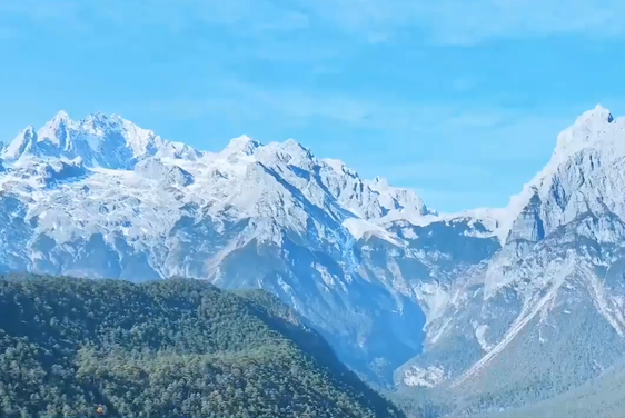 เมืองลี่เจียง:ทิวทัศน์ฤดูใบไม้ผลิที่งดงามสร้างความหลงใหลให้นักท่องเที่ยว