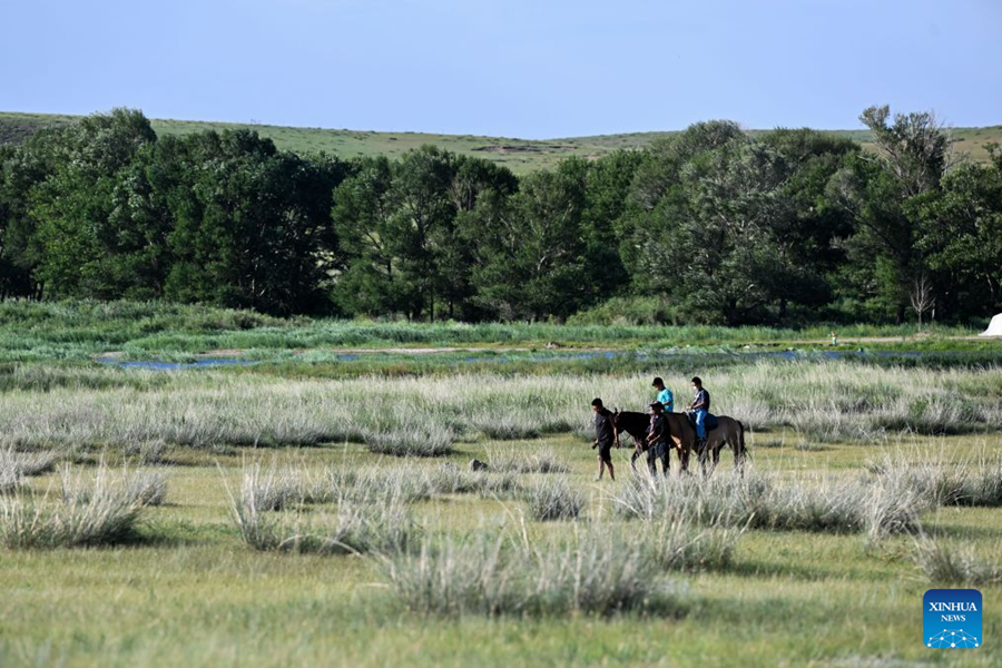 ประมวลภาพทัศนียภาพและกิจกรรมการท่องเที่ยวบนทุ่งหญ้าซีหลินกัวเล่อ (Xilingol grassland) ในเขตปกครองตนเองมองโกเลียใน ทางตอนเหนือของจีน โดยภาพถ่ายเมื่อวันที่ 19 กรกฎาคม 2569 แสดงให้เห็นนักท่องเที่ยวขี่ม้า เพลิดเพลินกับบรรยากาศธรรมชาติ ฝูงวัวเล็มหญ้า รถยนต์แล่นผ่านทุ่งหญ้าอันกว้างใหญ่ ตลอดจนทิวทัศน์อันงดงามของพื้นที่แห่งนี้ (ซินหัว)