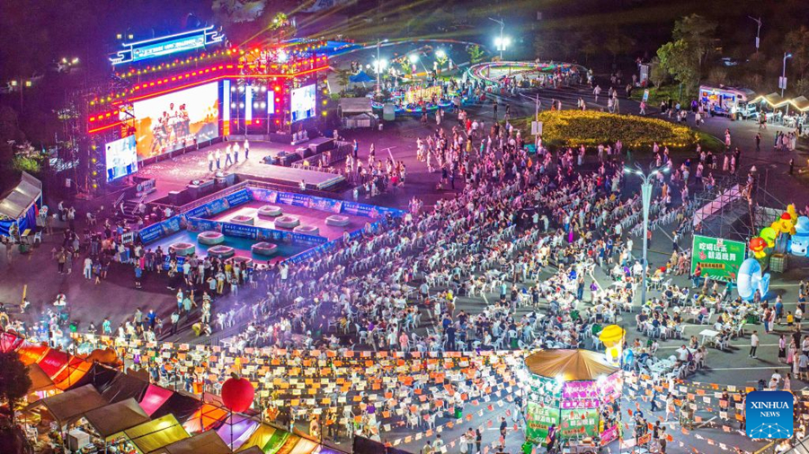 ภาพถ่ายทางอากาศจากโดรนวันที่ 1 สิงหาคม 2569 เผยให้เห็นตลาดยามค่ำคืนภายในแหล่งท่องเที่ยวภูเขาหลางหยา เมืองฉูโจว มณฑลอันฮุย ทางตะวันออกของจีน (ซินหัว)