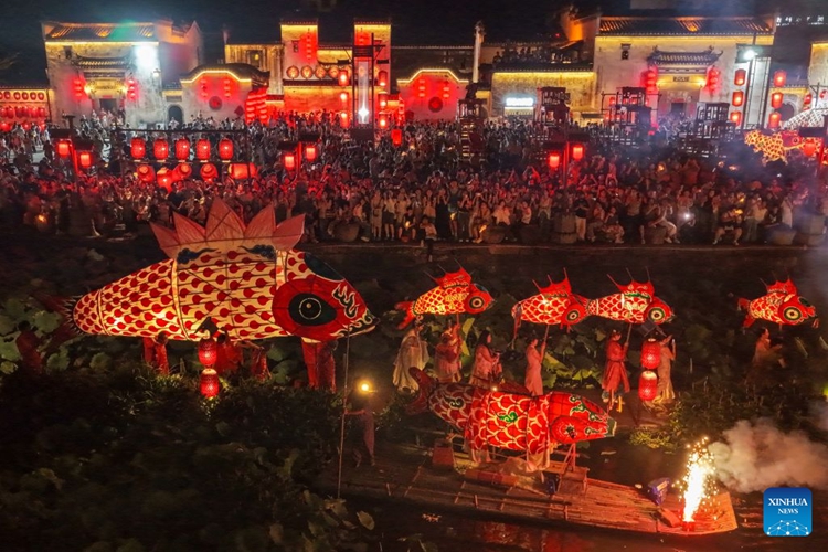 ขบวนแห่ “โคมไฟรูปปลา” พร่างพรายยามราตรี สร้างสีสันให้หมู่บ้านโบราณในหวงซาน อันฮุย