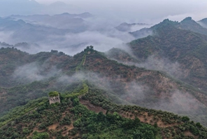 ทิวทัศน์ยามเช้าของกำแพงเมืองจีนโบราณในมณฑลเหอเป่ย