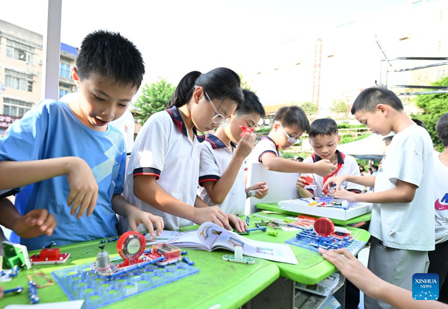 โรงเรียนประถมในอู๋โจวจัดกิจกรรมวิทยาศาสตร์รับวันชาติจีน